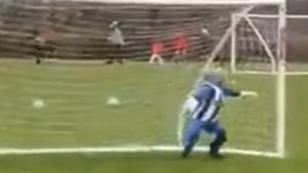 “Cover the goal” He followed his coaches instructions to the letter…😂